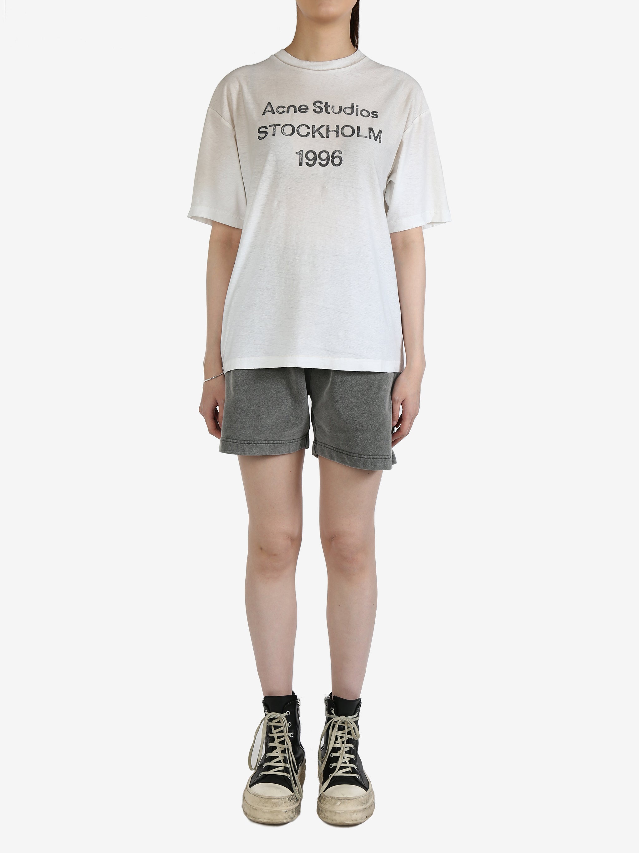 White t-shirt, full body view