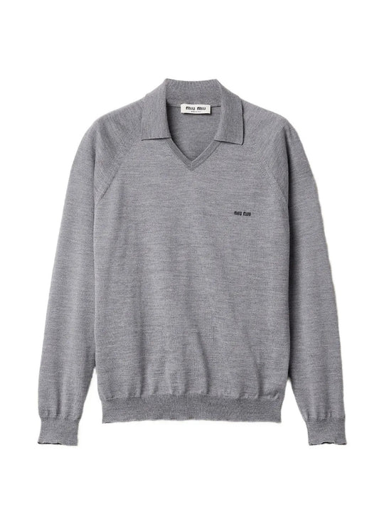 Grey knitwear, front view