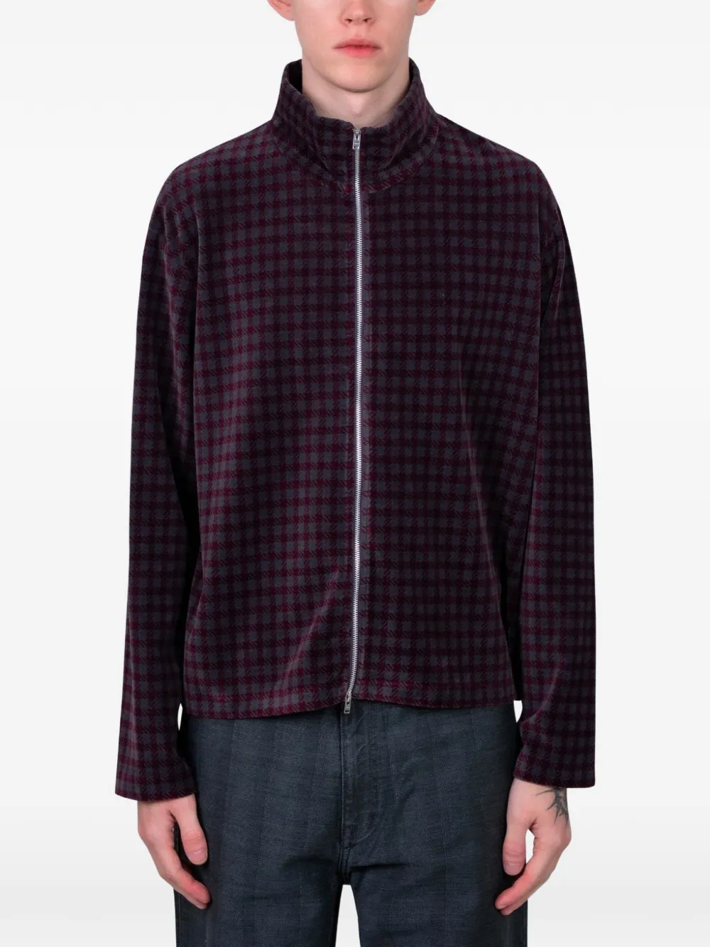 Red sweats-hoodies worn by a person, showing the sweats-hoodies fit