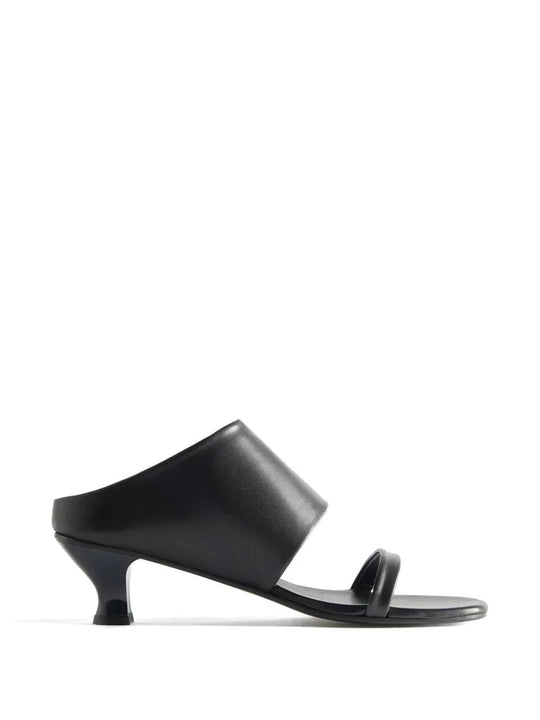 Black heel, front view