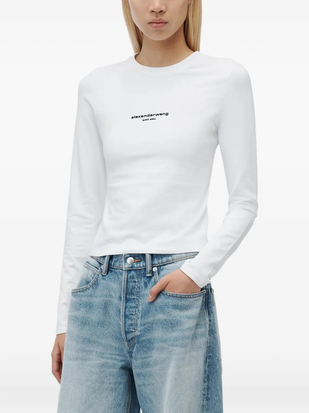 White t-shirt, full body view