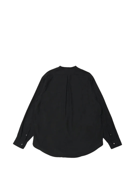 Black shirt, back view