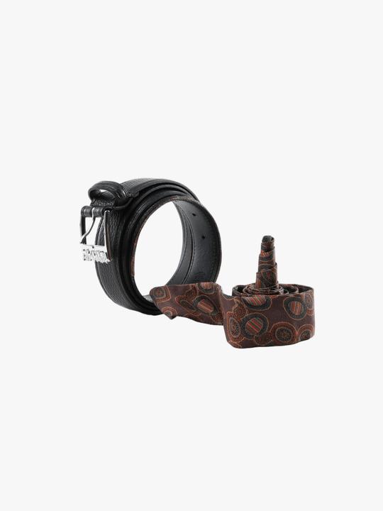 Black accessories, front view