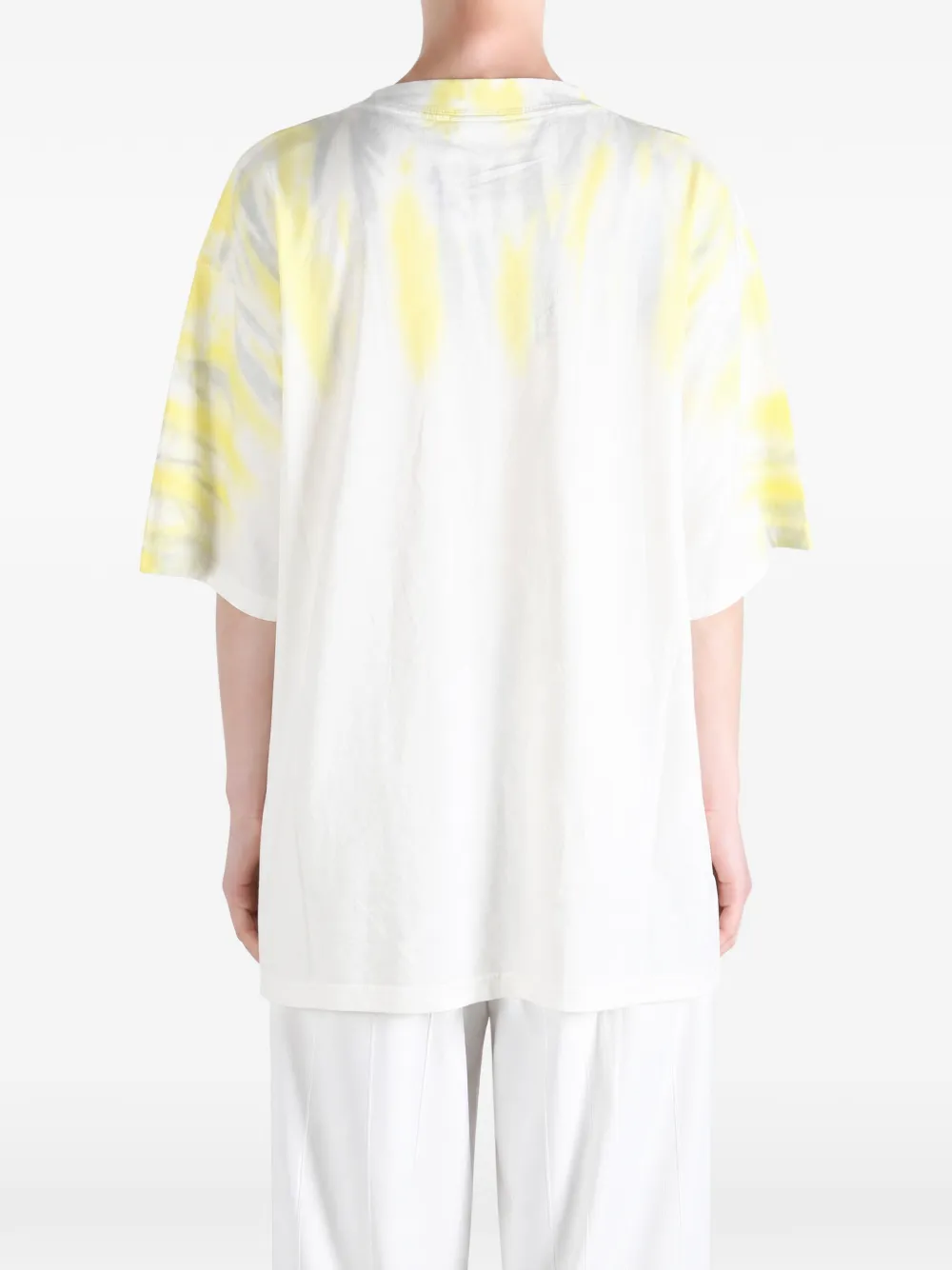 White t-shirt, full body view