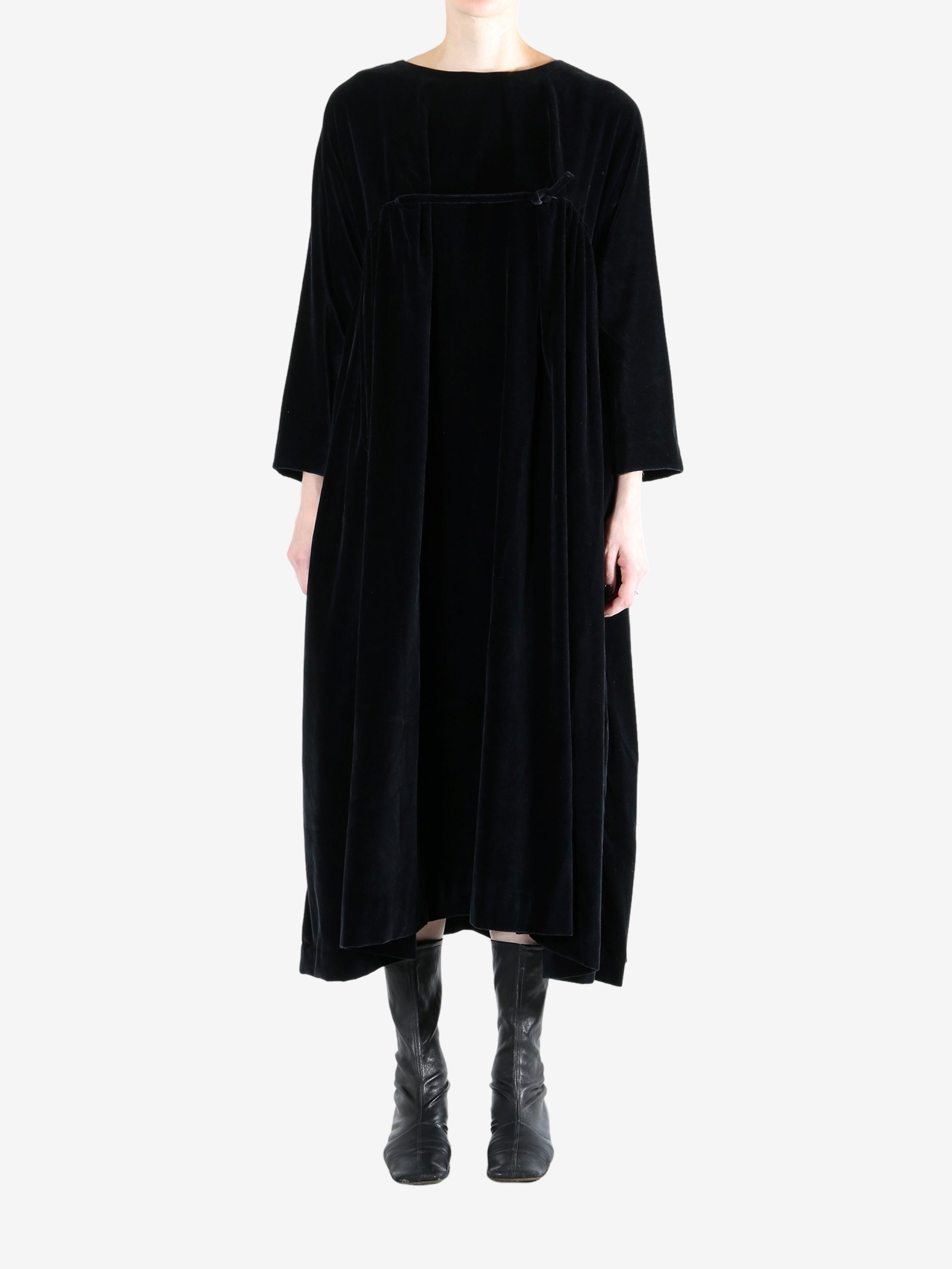 Black dress,full body view