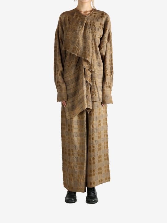 Brown top, full body view