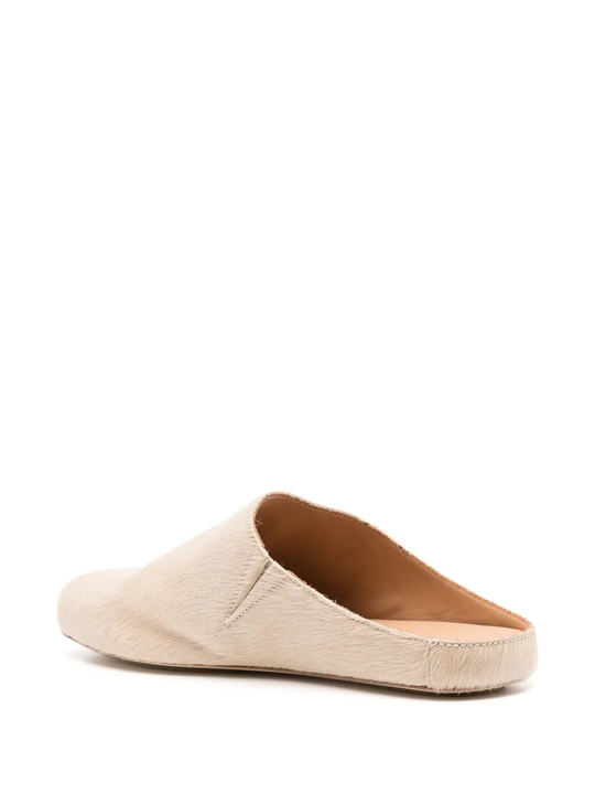 Tan shoes，back view