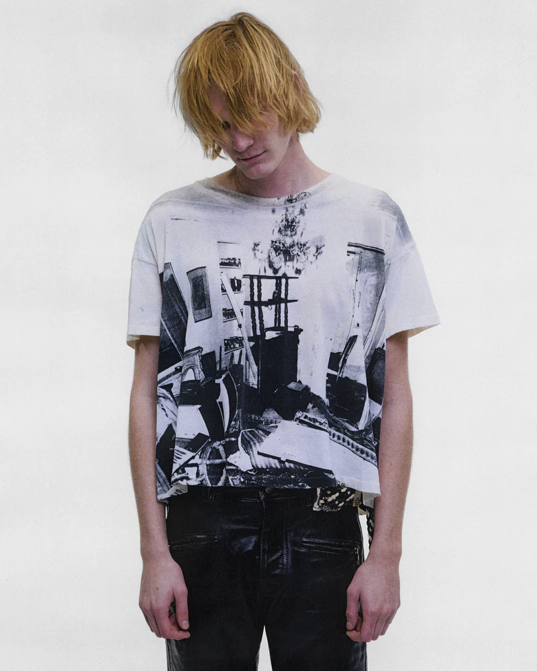 White t-shirt, full body view