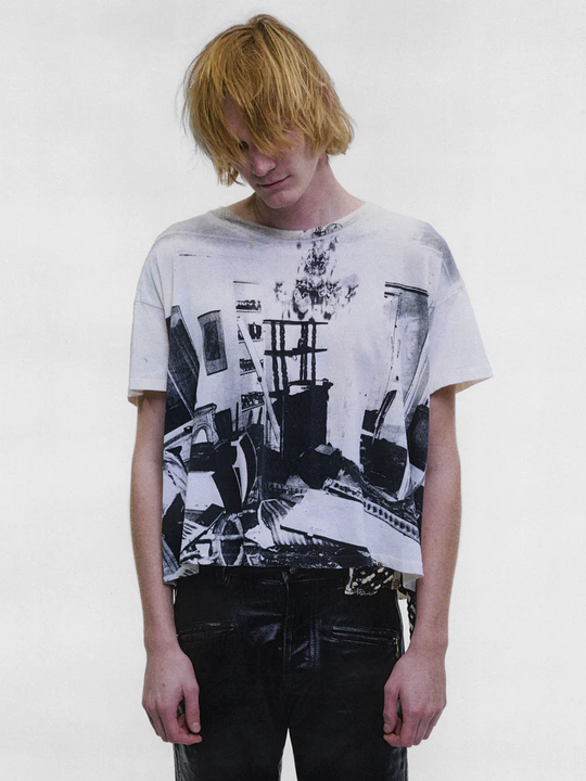 White t-shirt, full body view