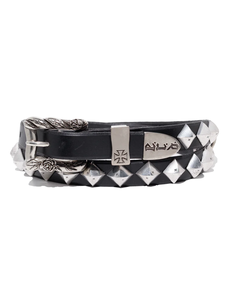 Black accessories, front view