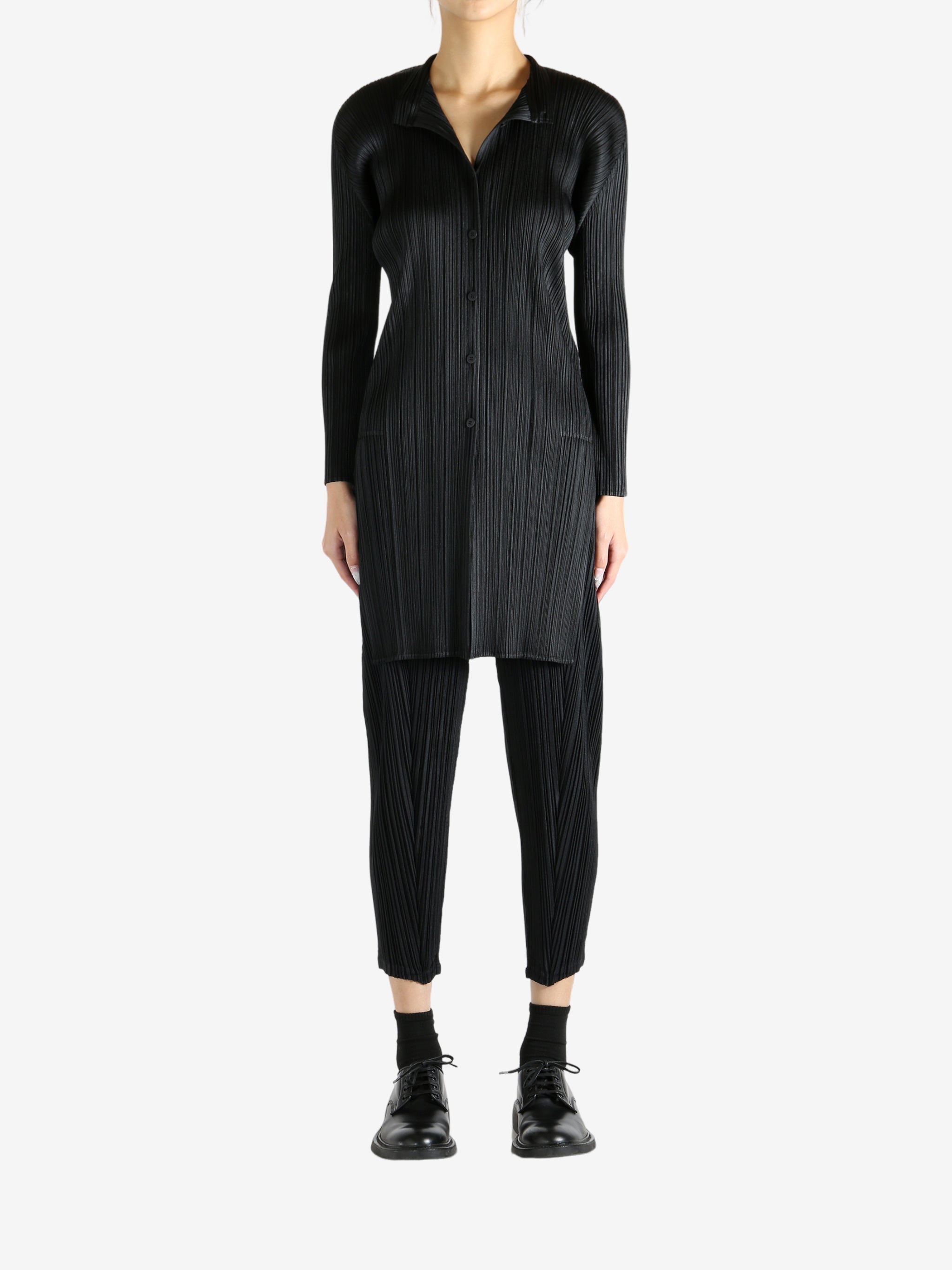 Black shirt, full body view