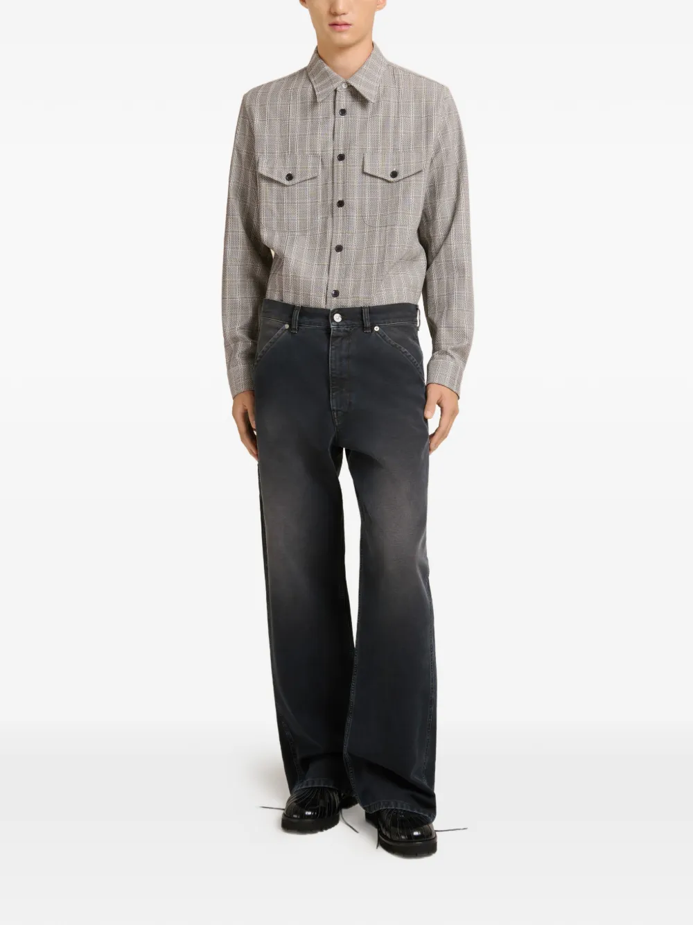 Black pants,full body view
