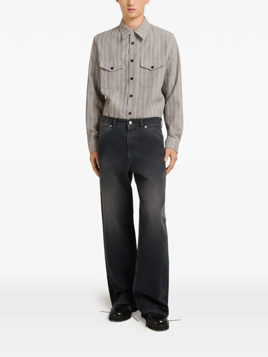 Black pants,full body view