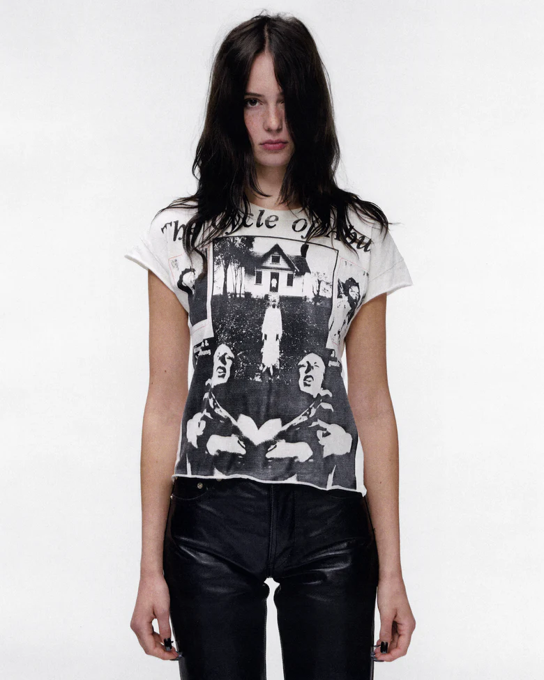White t-shirt, full body view