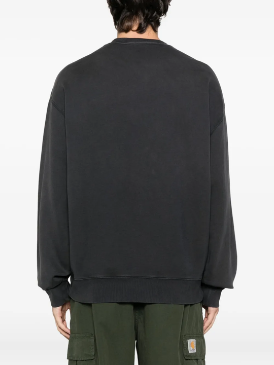 Black sweat worn by a person, showing the sweat's fit