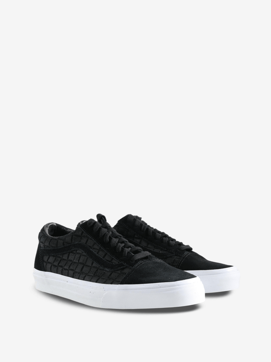 Black shoes, front view