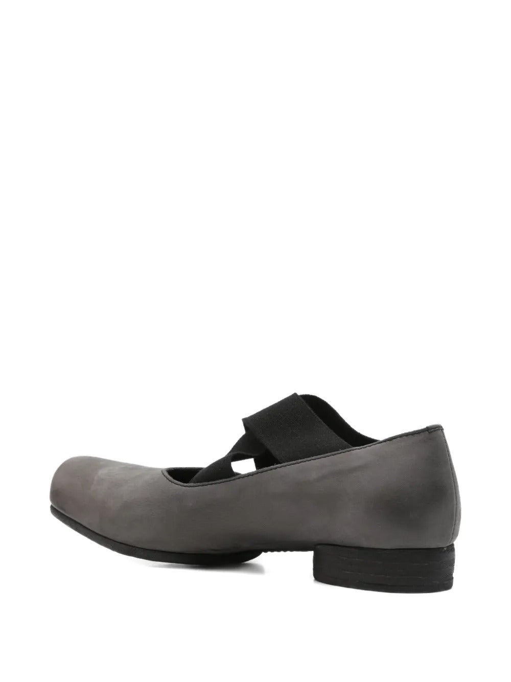 gray shoe,back view