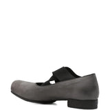 gray shoe,back view