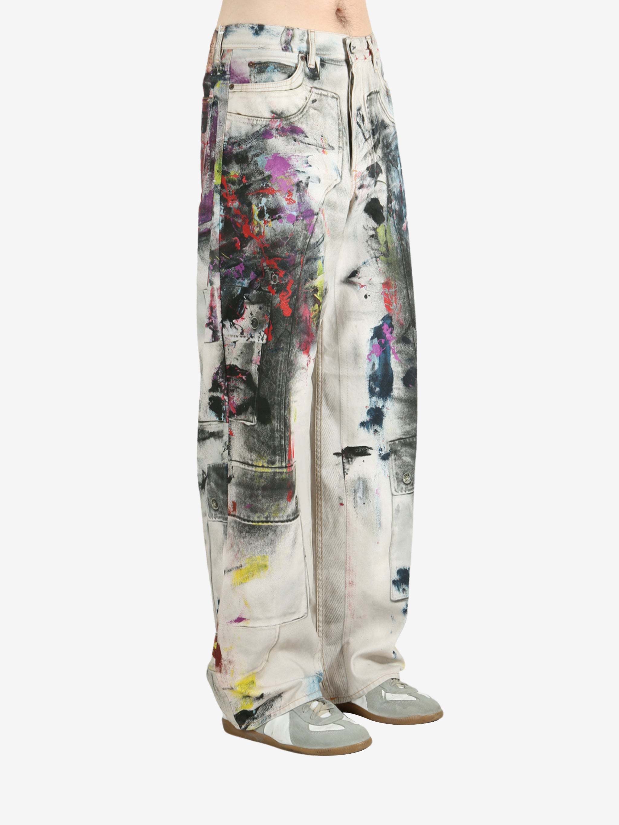 White pants worn by a person, showing the pants's fit