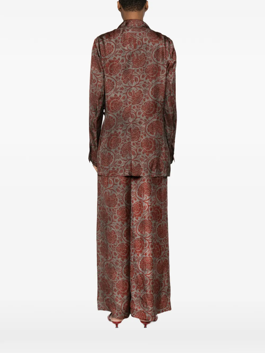 Red jacket,full body view