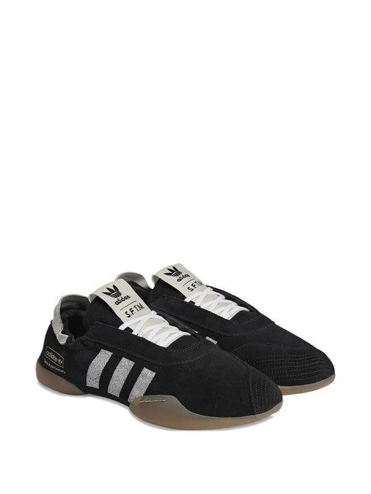 Black shoes,side view