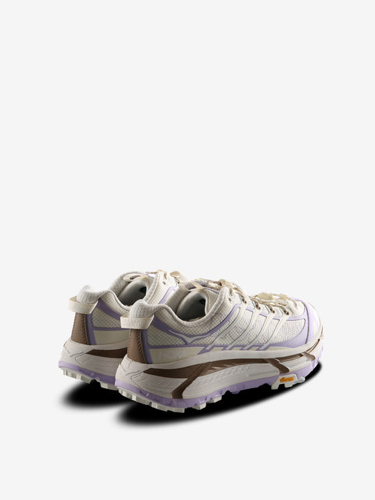 White sneakers,back view