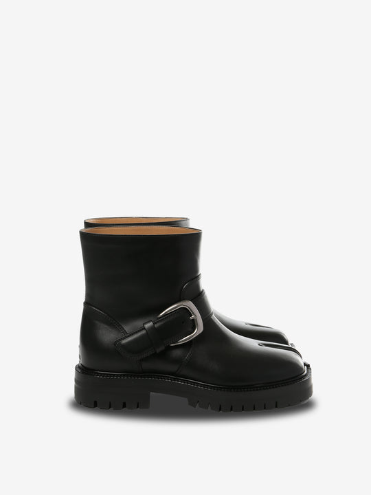 Black boot,front view