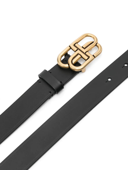 Black accessories, front view