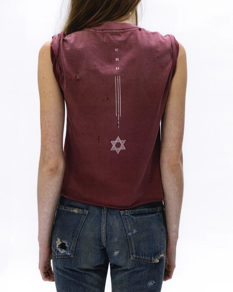 Burgundy t-shirt, full body view