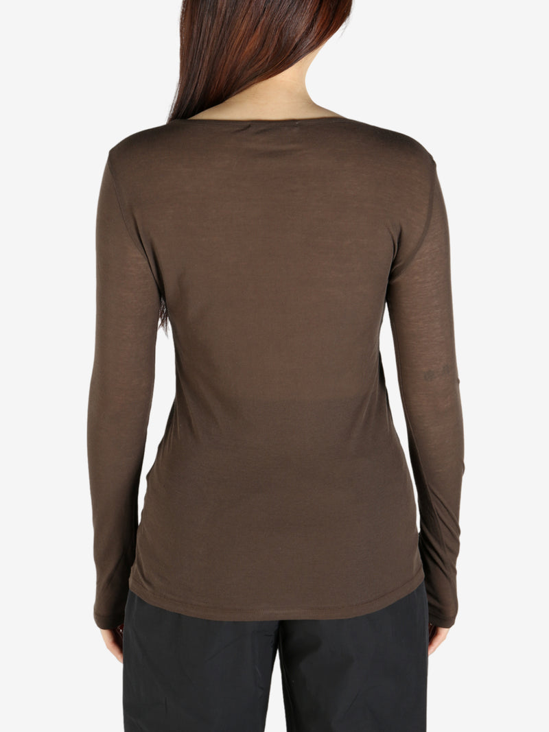 Brown tee worn by a person, showing the tee's fit