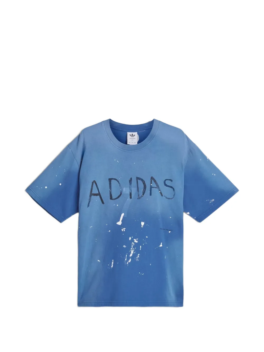 Blue t-shirt, front view