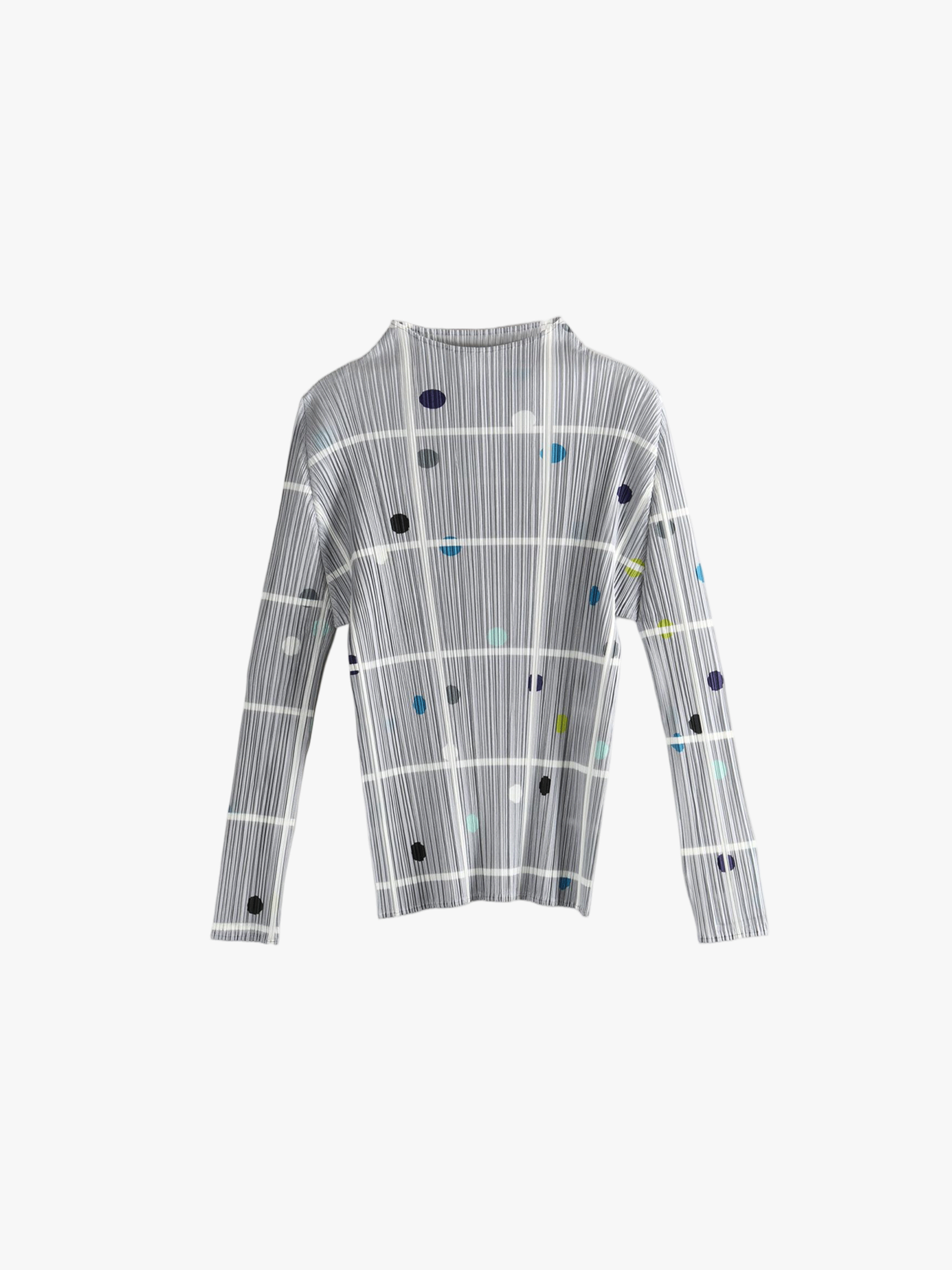 Grey shirt, front view