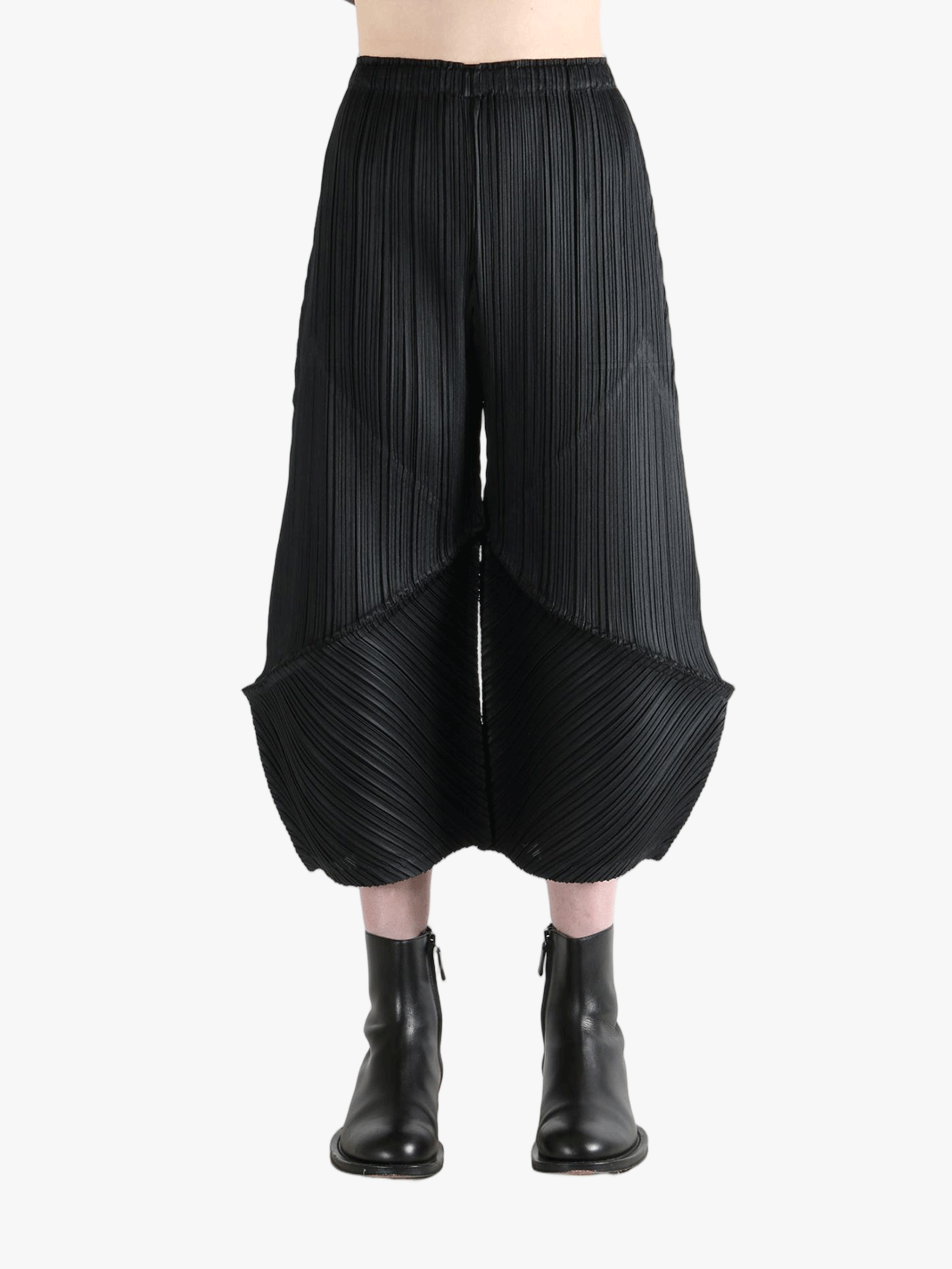 Black pants worn by a person, showing the pants's fit