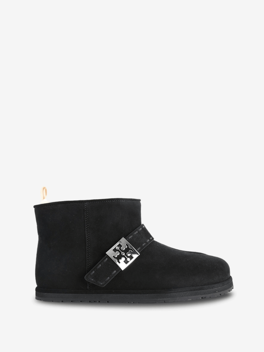 Black boots, front view