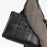 Blakc bag worn by a person, showing the bag's fit