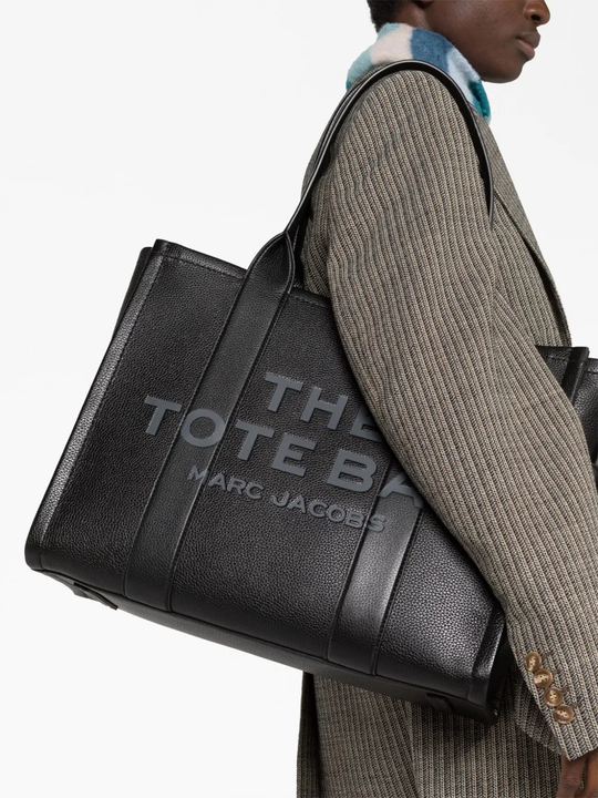 Blakc bag worn by a person, showing the bag's fit