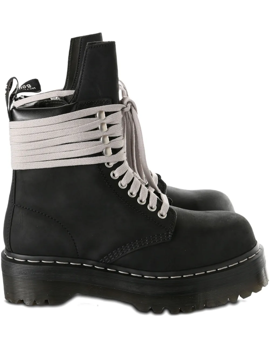 Black boots,front view