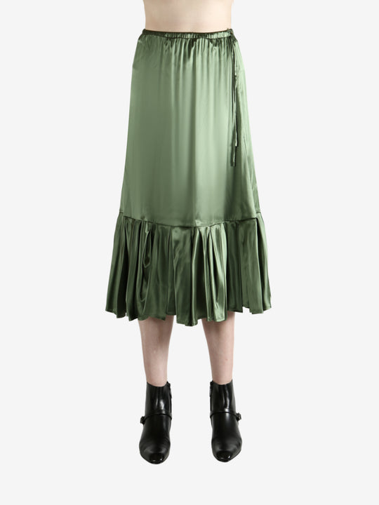 Green skirt worn by a person, showing the  skirt's fit