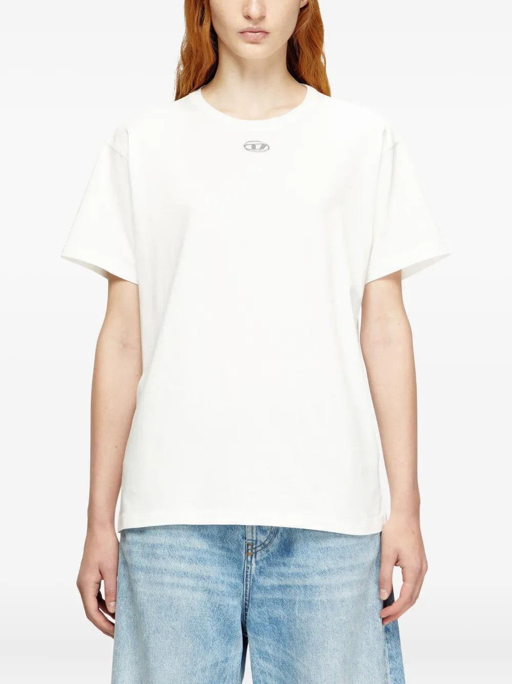 White t-shirt, full body view