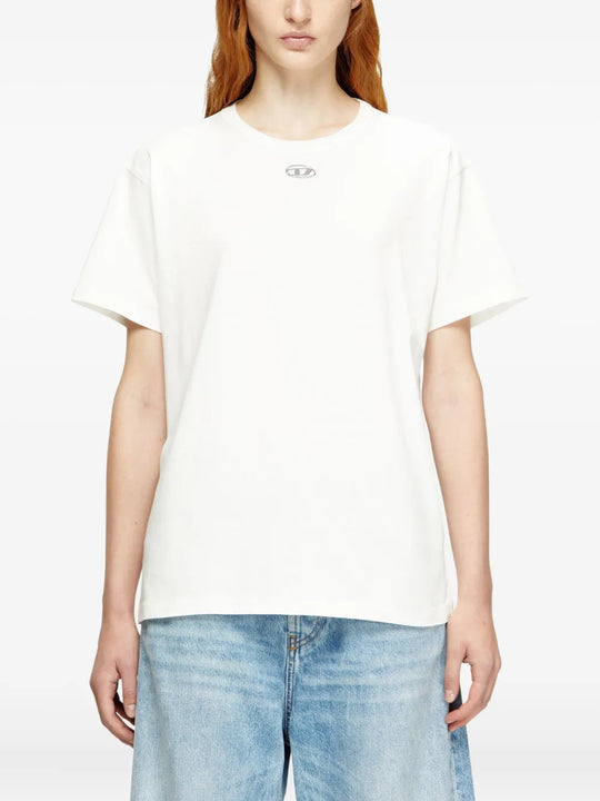 White t-shirt, full body view