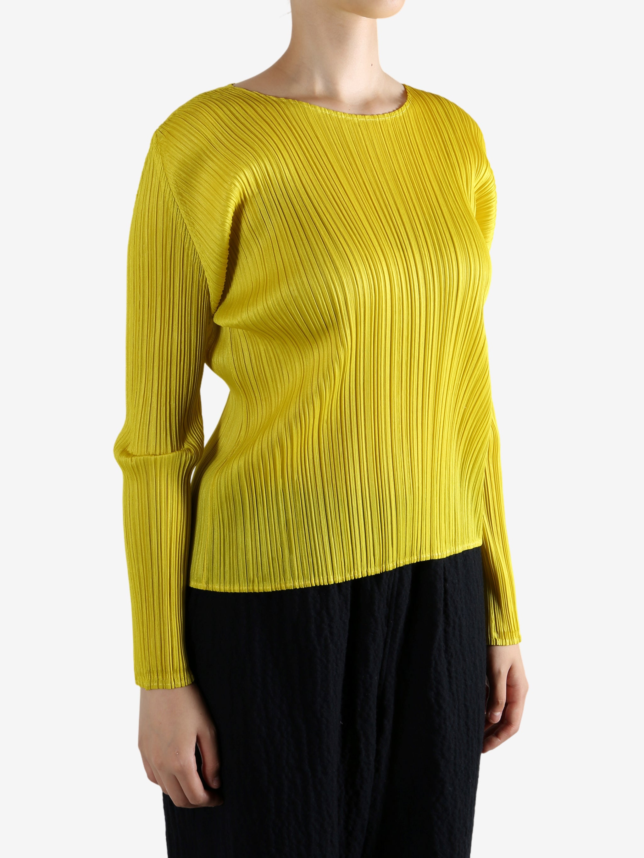 Yellow top worn by a person, showing the top fit