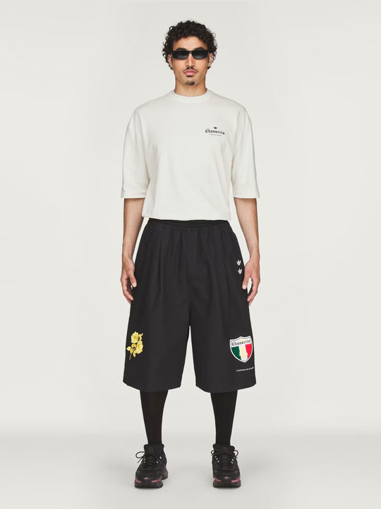 black shorts，full body view