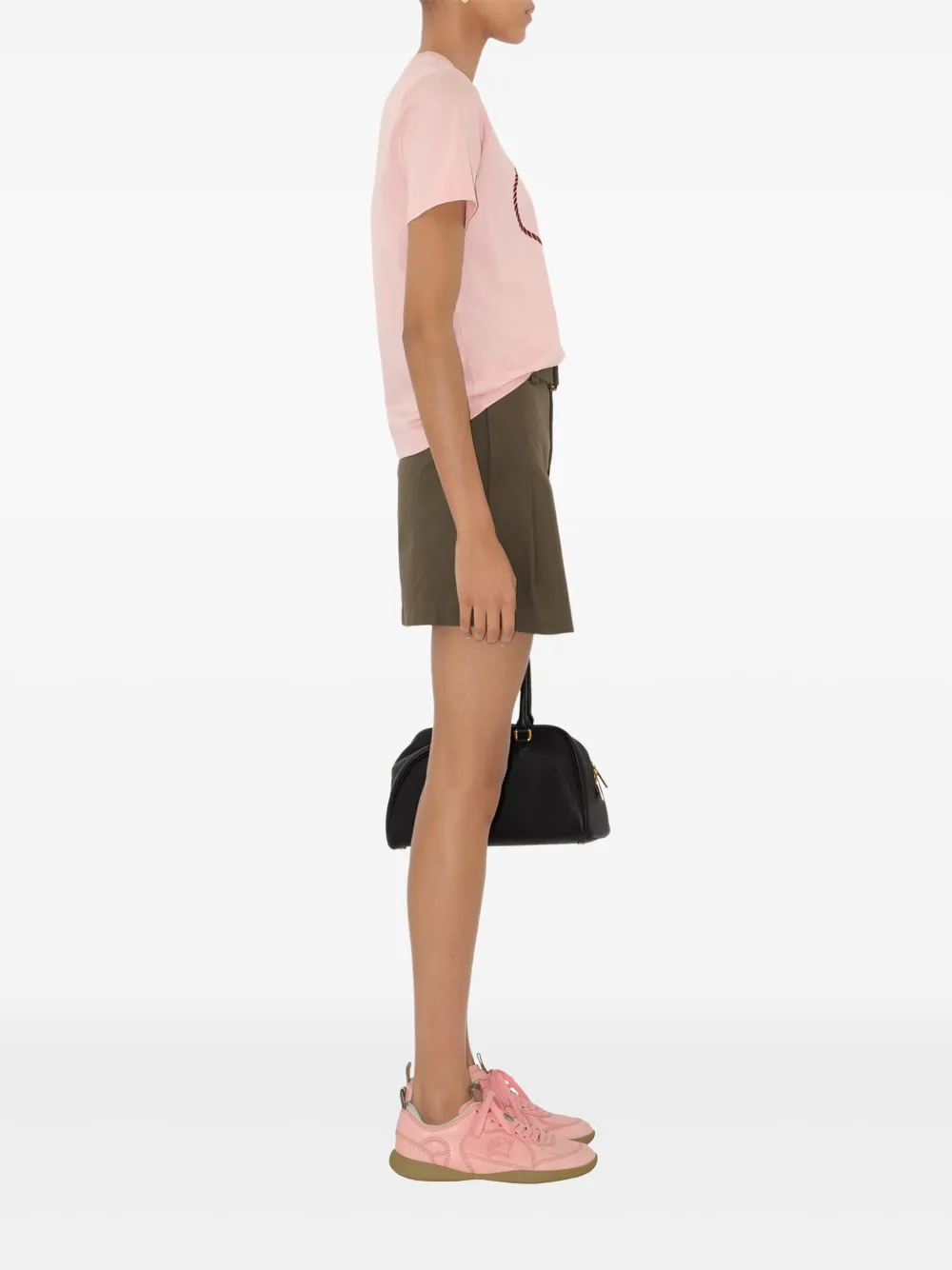 Pink t-shirt,full body view