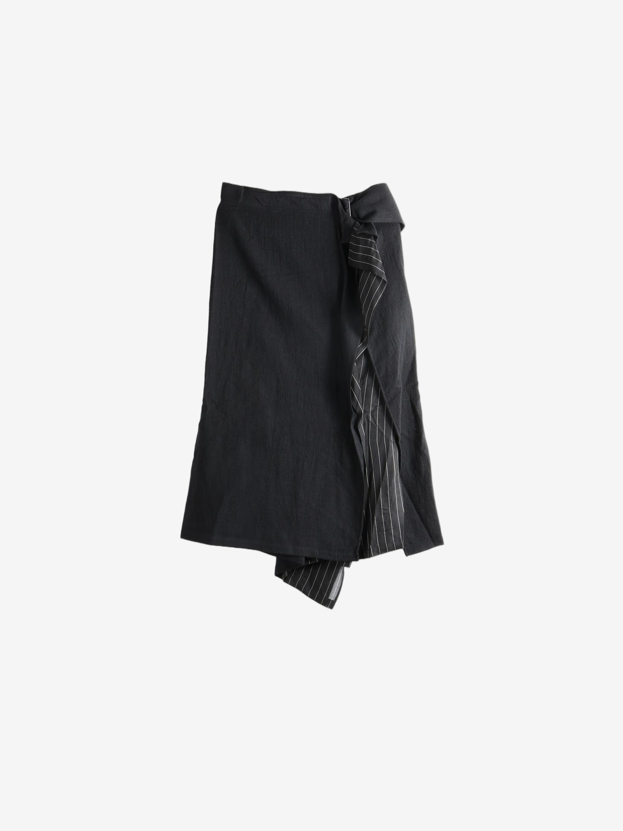 Black skirt, front view
