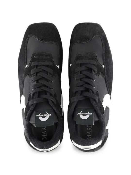 Black shoes, front view