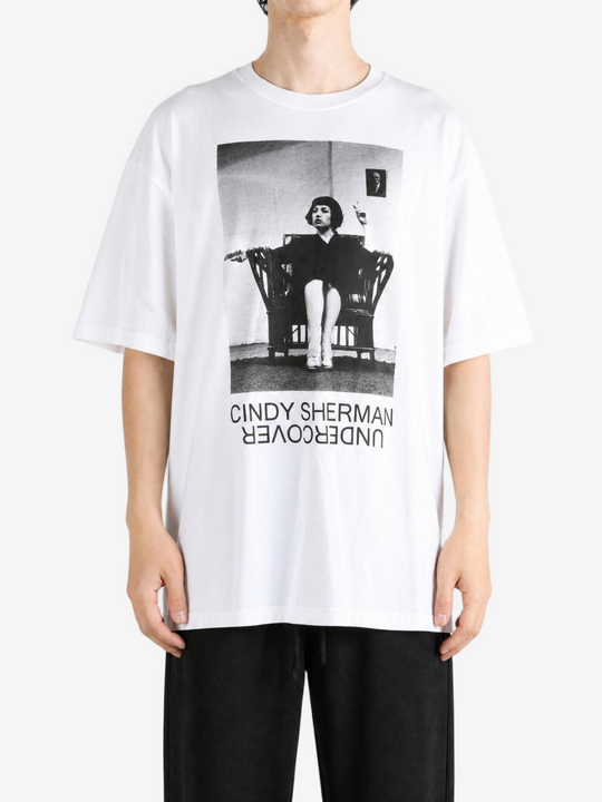 White t-shirt, full body view