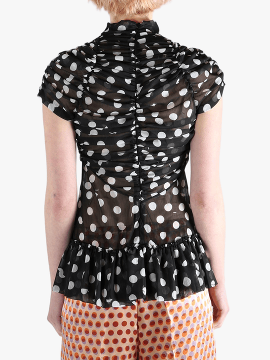 Black top worn by a person, showing the top‘s fit