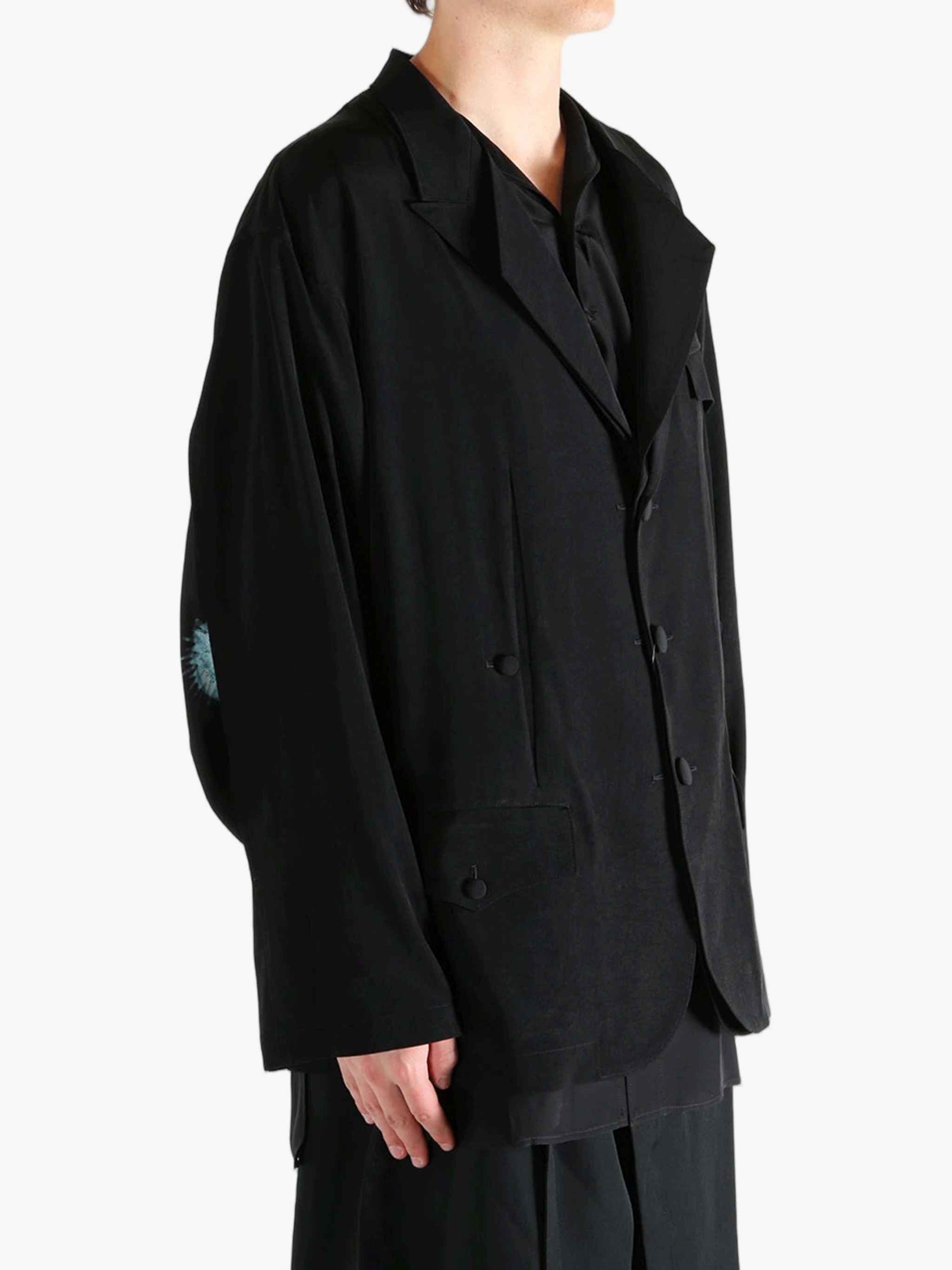 Black jacket worn by a person, showing the  jacket's fit