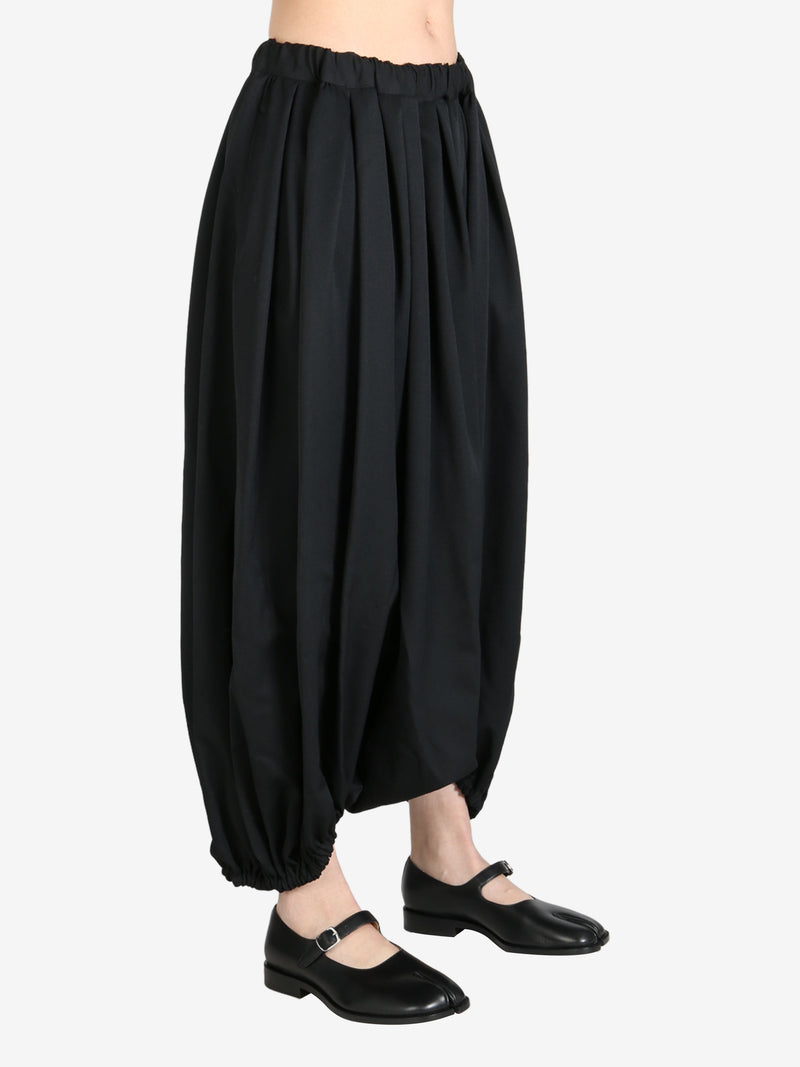 Wide leg pant,worn by a person showing the pant's side view