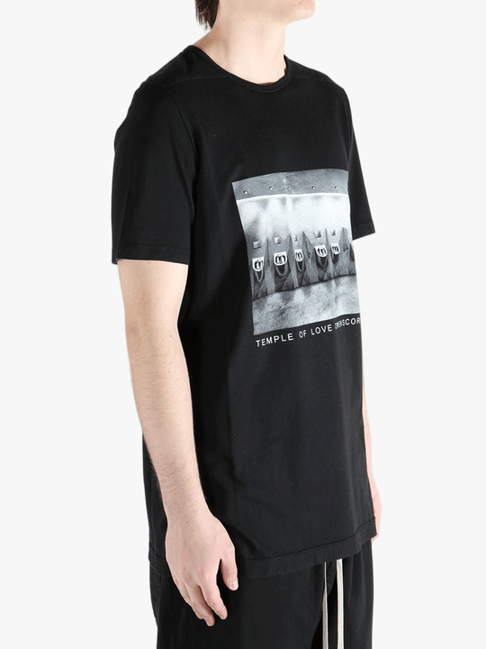 Black t-shirt, side view